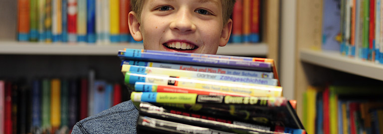 Kind leiht Bücher aus